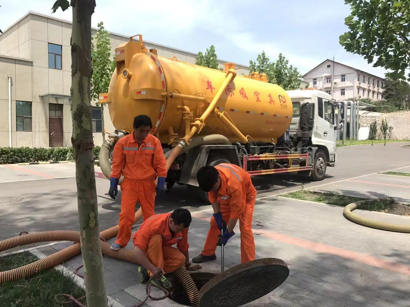 天台管道疏通车停在窨井附近