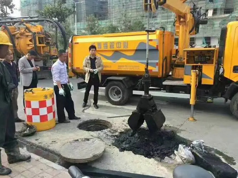 天台街道：网格员化身“清道夫”，为民解忧疏通“堵心”化粪池