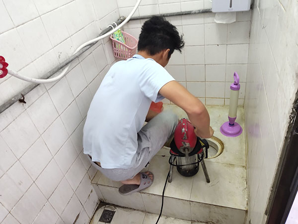 天台管道堵塞冒臭气 专业师傅现场解决问题