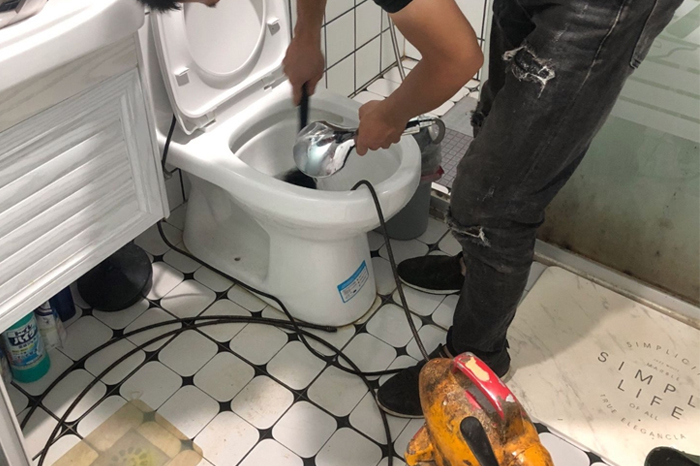 天台马桶堵塞自己疏通还是找师傅？专业上门服务让你省时更省心